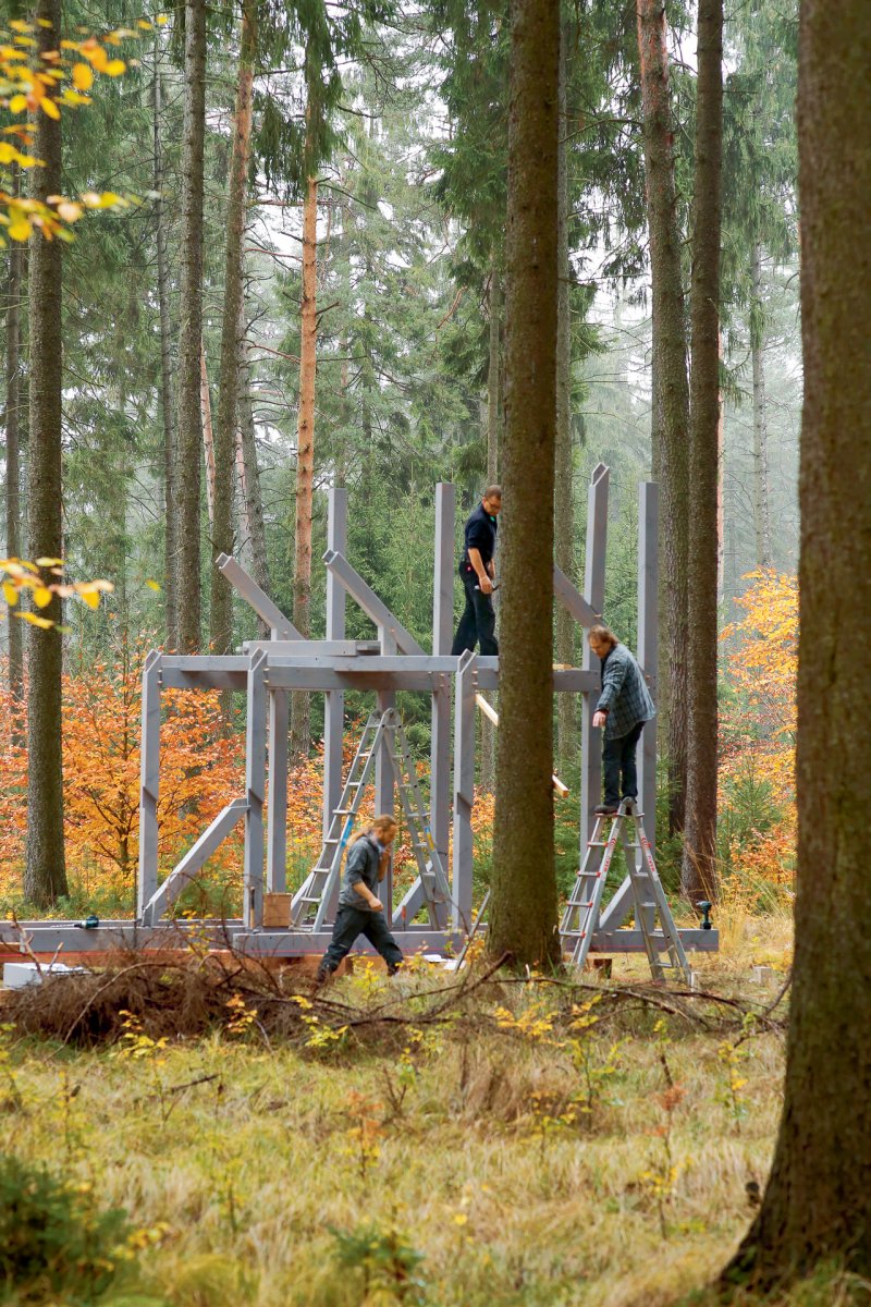 In the process of constructing Studio Olaf Holzapfel's installation, Dresdner Heide
