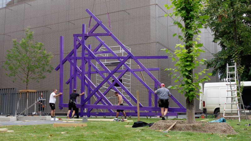 In the process of constructing Studio Olaf Holzapfel's outdoor installation, Kunsthalle Mannheim