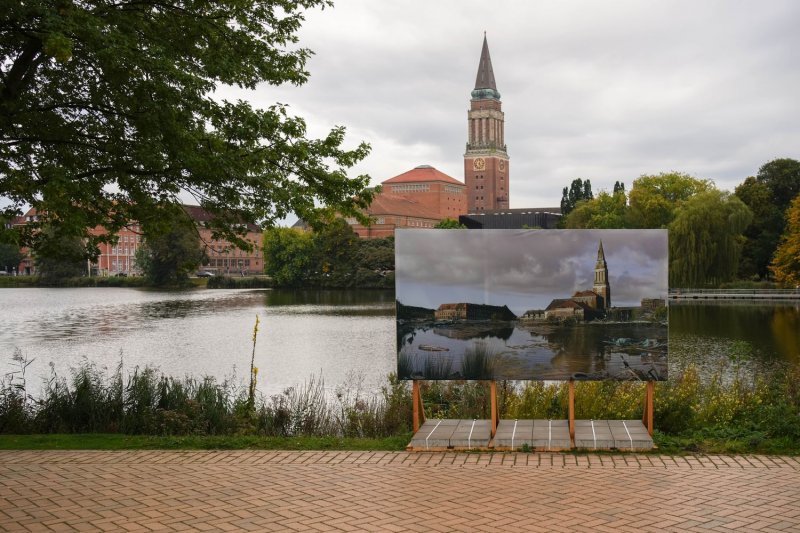 Oeuvre de l'artiste Diana Lelonek dans l'espace public, le long du chemin art et nature créé pour l'exposition